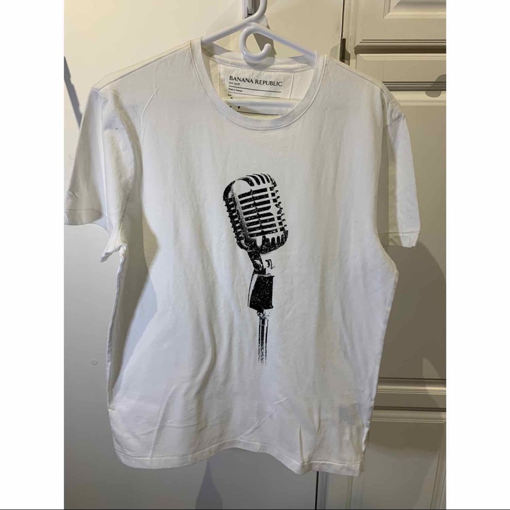 Banana Republic Vintage Mic 🎙 T-shirt Size Medium!